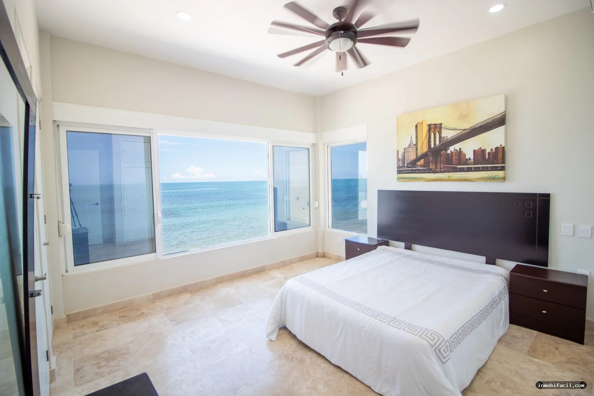 Foto 11 de Casa frente al mar en venta en Mazatlán, con rooftop y acceso a la playa