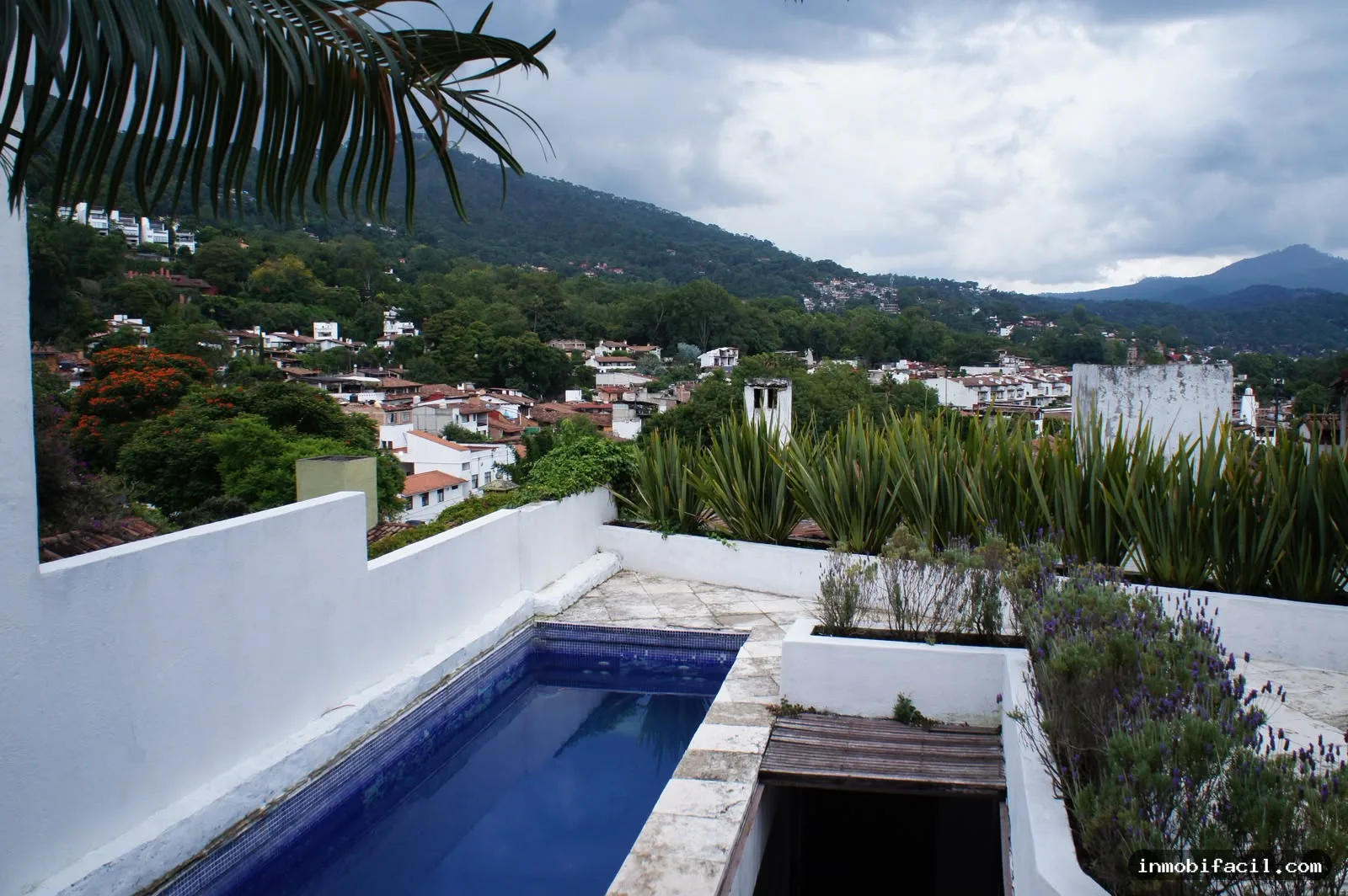 Foto 2 de Espectacular residencia amueblada con vista al lago en Valle de Bravo