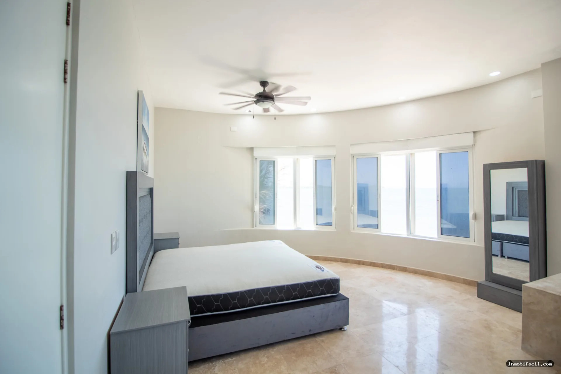 Foto 16 de Casa frente al mar en venta en Mazatlán, con rooftop y acceso a la playa
