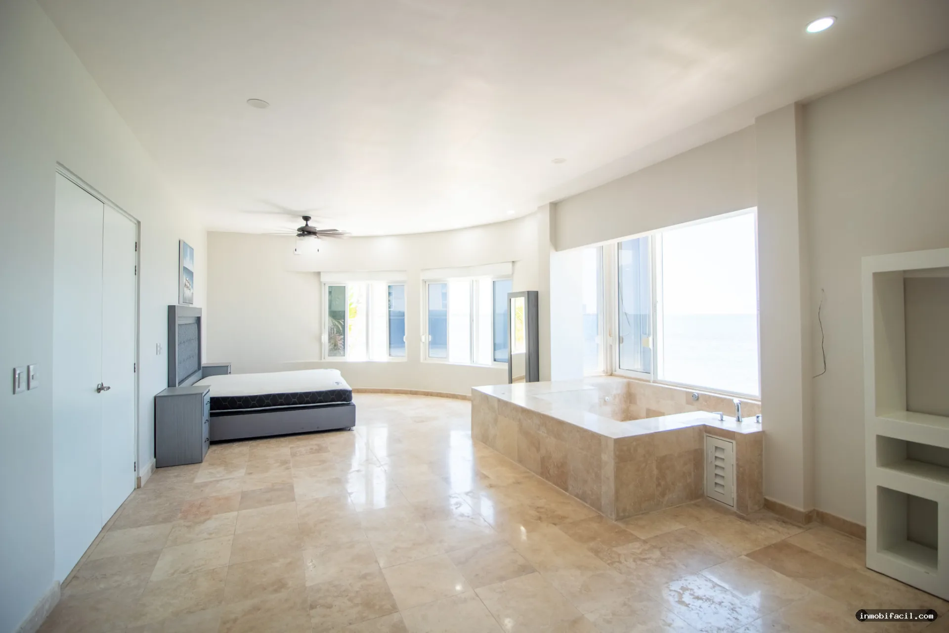 Foto 15 de Casa frente al mar en venta en Mazatlán, con rooftop y acceso a la playa