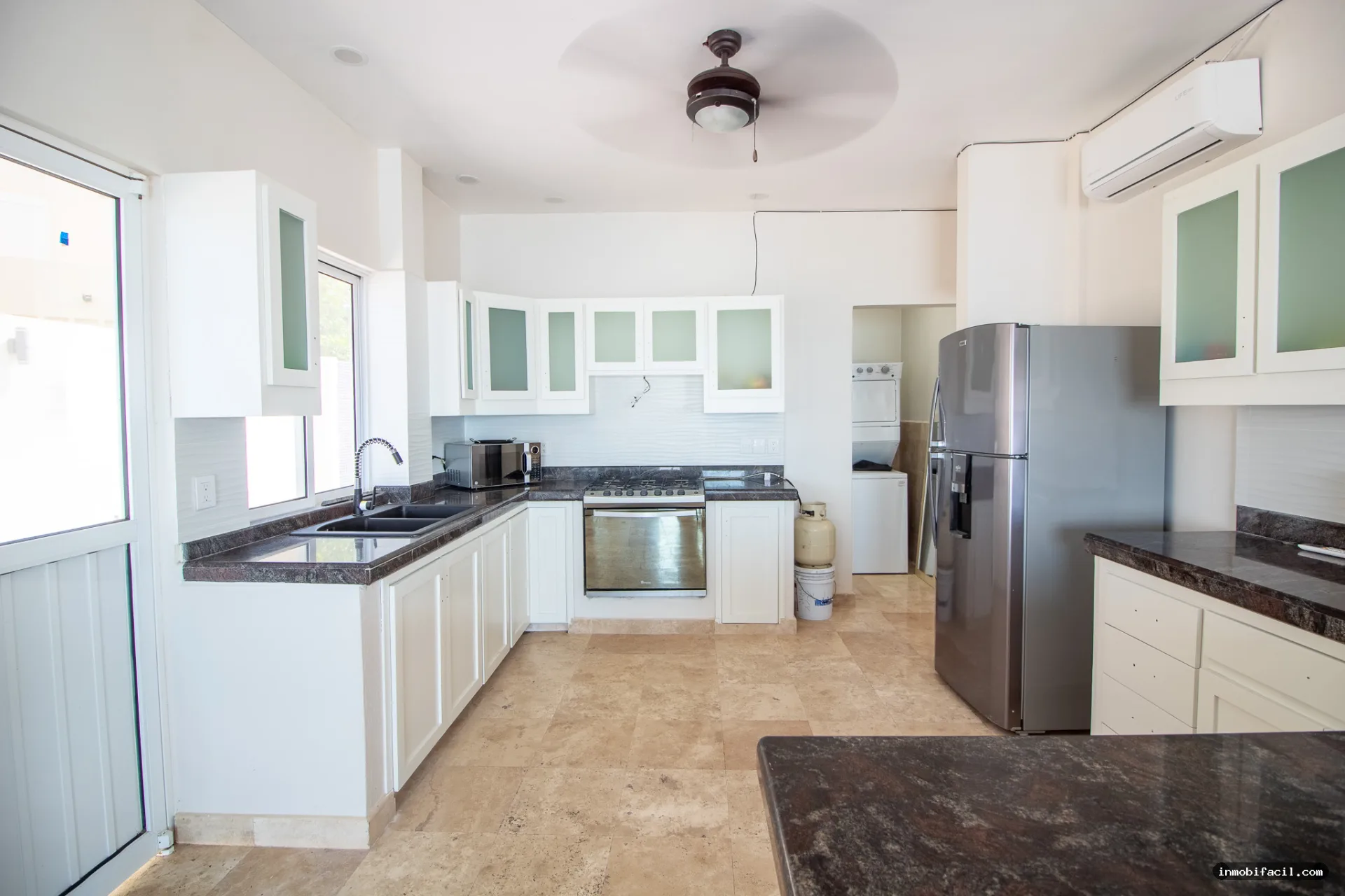 Foto 8 de Casa frente al mar en venta en Mazatlán, con rooftop y acceso a la playa