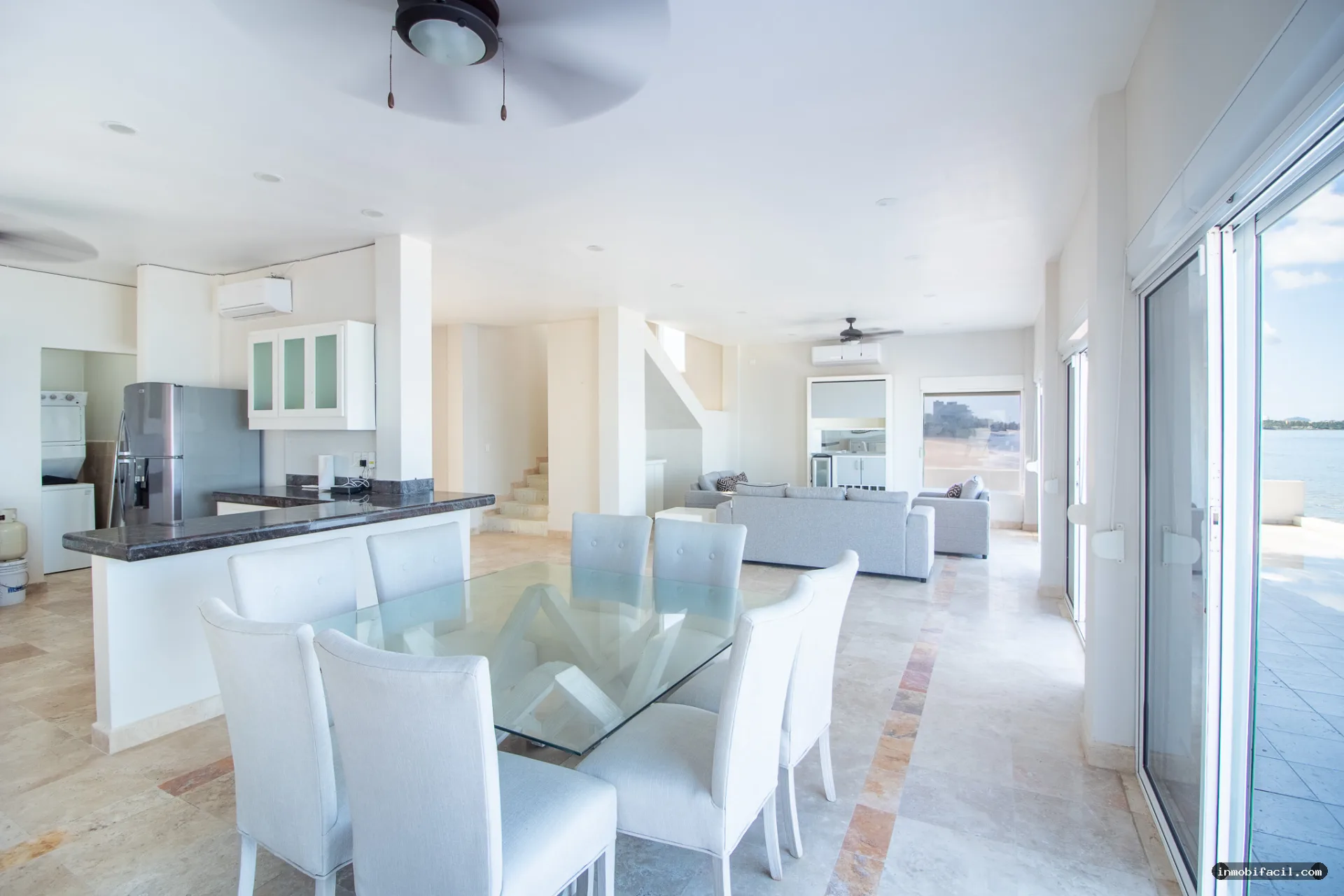 Foto 6 de Casa frente al mar en venta en Mazatlán, con rooftop y acceso a la playa