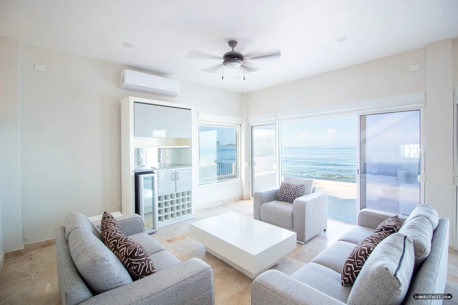 Foto 7 de Casa frente al mar en venta en Mazatlán, con rooftop y acceso a la playa