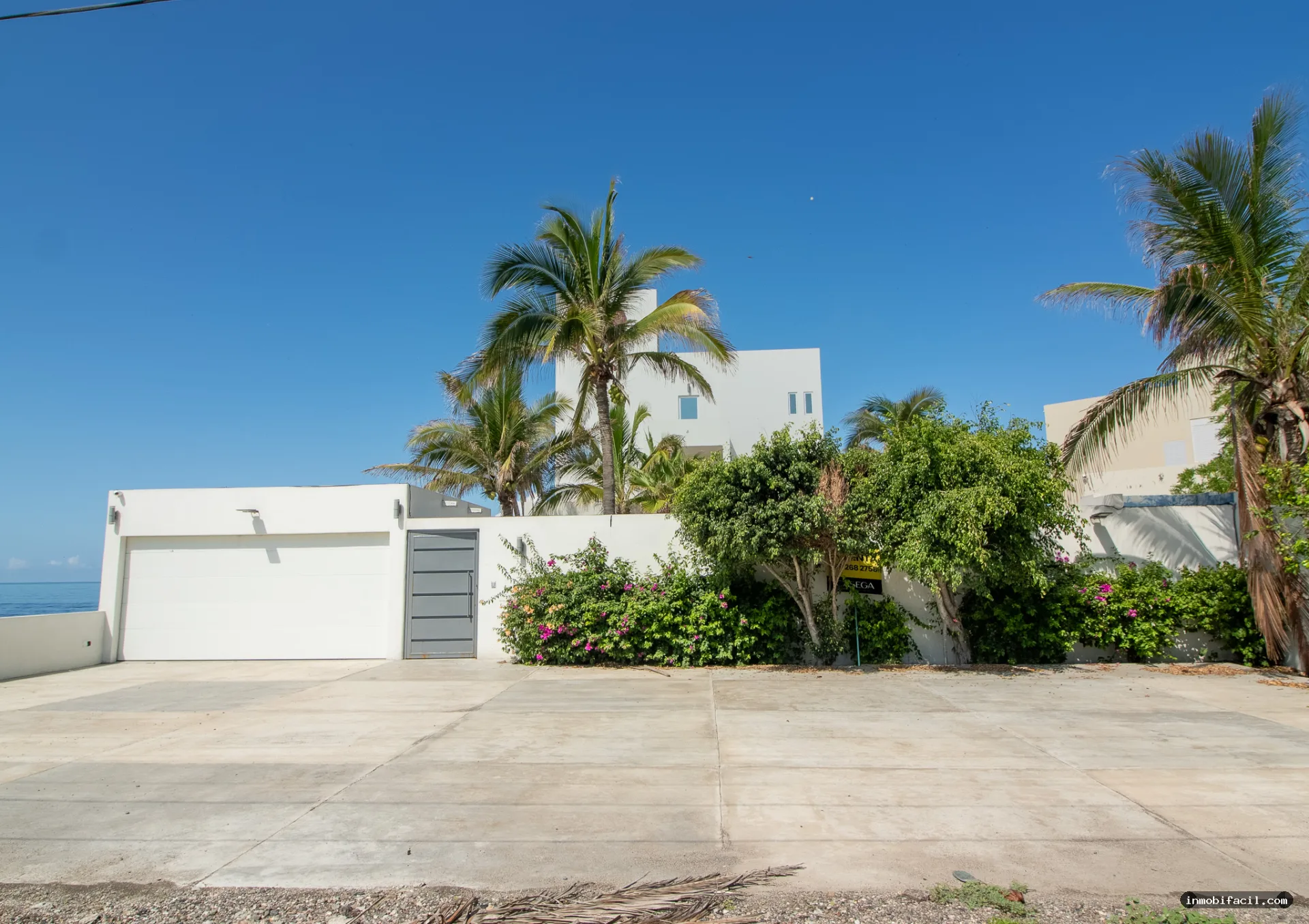 Foto 2 de Casa frente al mar en venta en Mazatlán, con rooftop y acceso a la playa